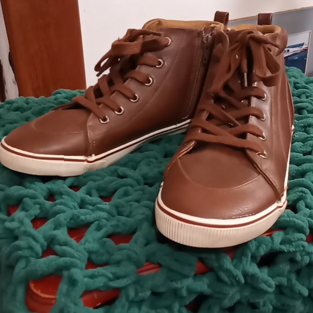 Cat & Jack Hi Top sneakers tennis shoes Sz 7.